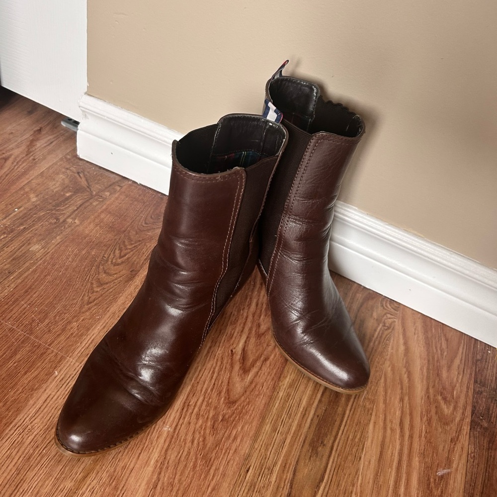 TOMMY HILFIGER Brown pointed leather boots